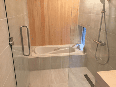 板張りとタイル張りのお風呂の写真