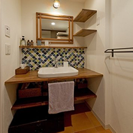 職人さんオリジナルのタイルとウッドテイストのシンプルで清潔感のある洗面化粧台