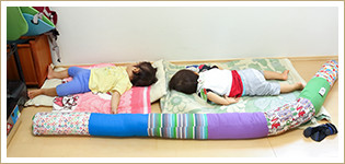 楽しく遊びすぎたためか、小さな子どもは眠ってしまうことも。睡眠コーナーも用意してある